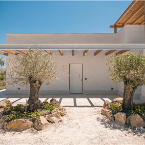 2 bedroom villa with infinity pool, near Alcamo, sleeps 4-5